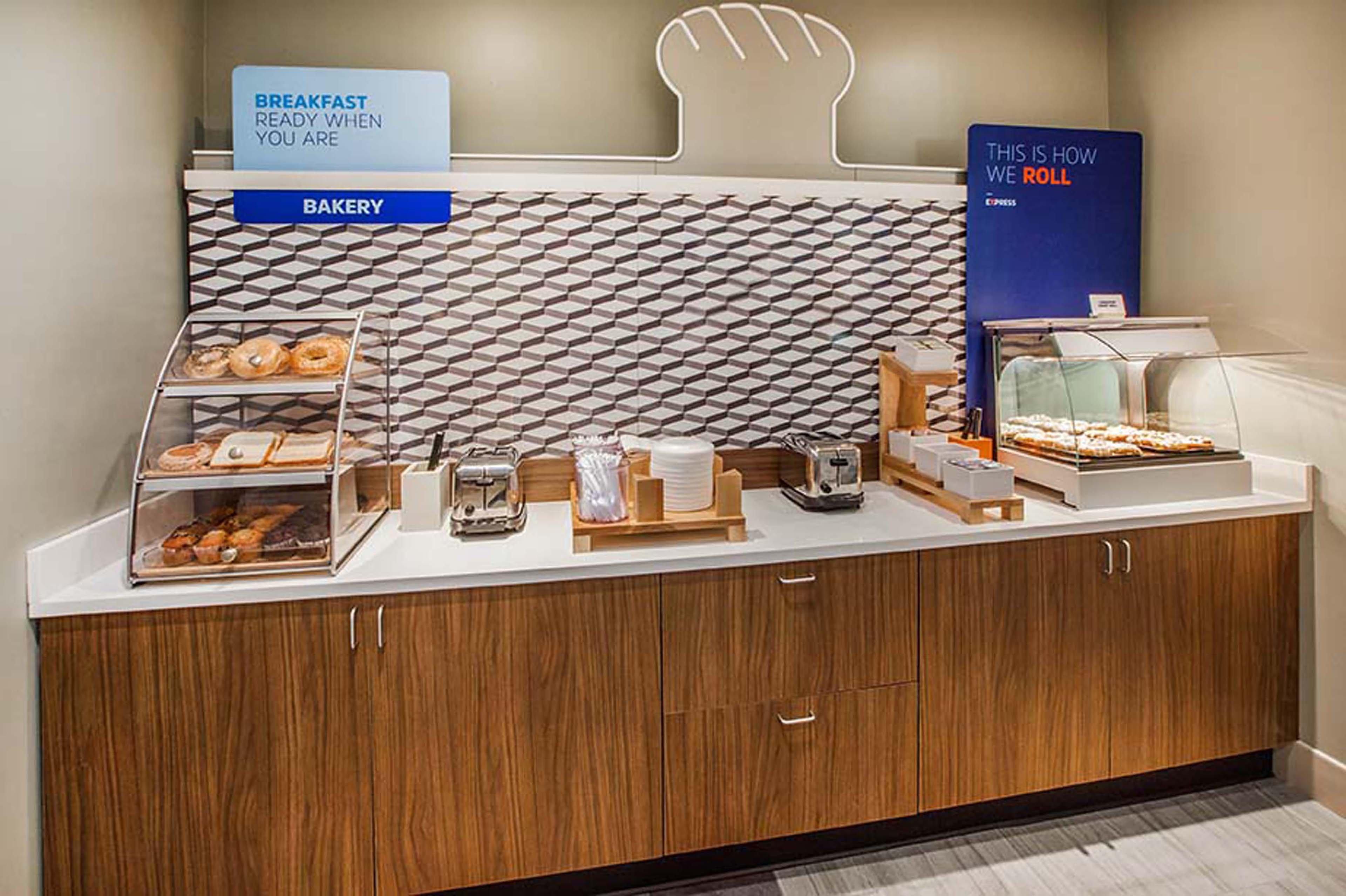 Holiday Inn Express Pembroke By Ihg Exteriér fotografie