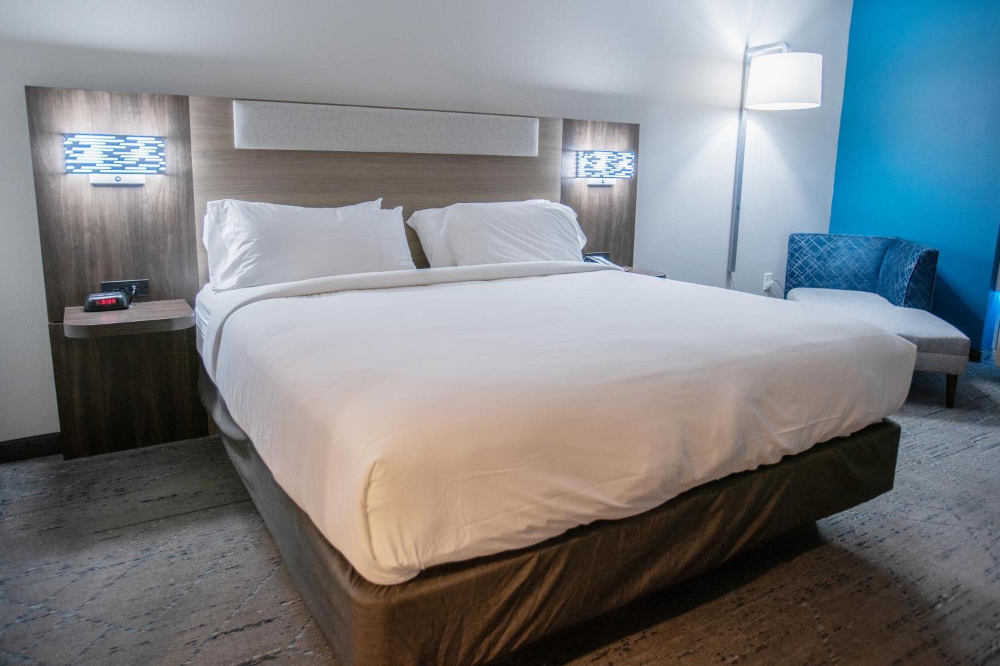 Holiday Inn Express Pembroke By Ihg Exteriér fotografie
