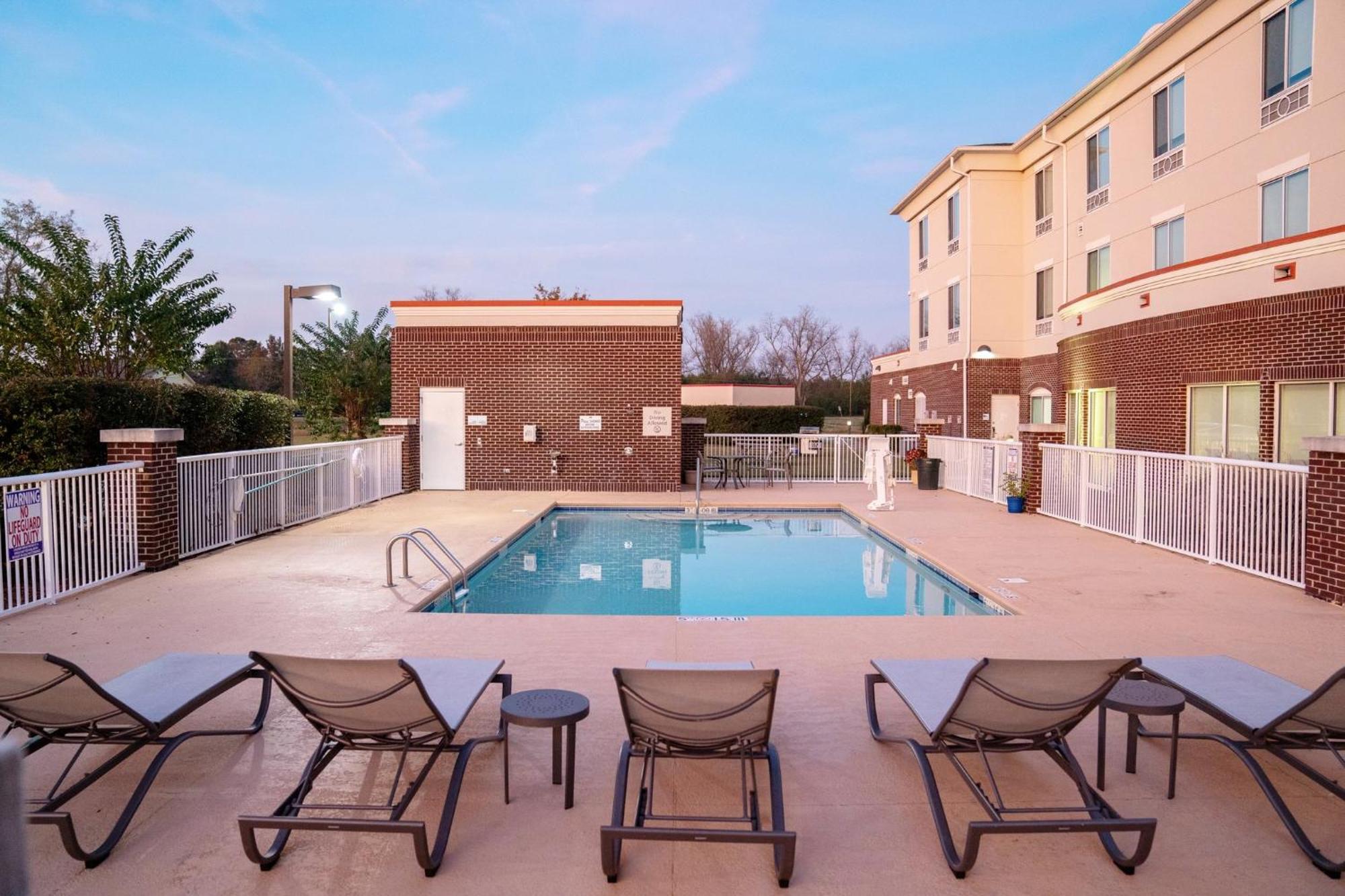 Holiday Inn Express Pembroke By Ihg Exteriér fotografie