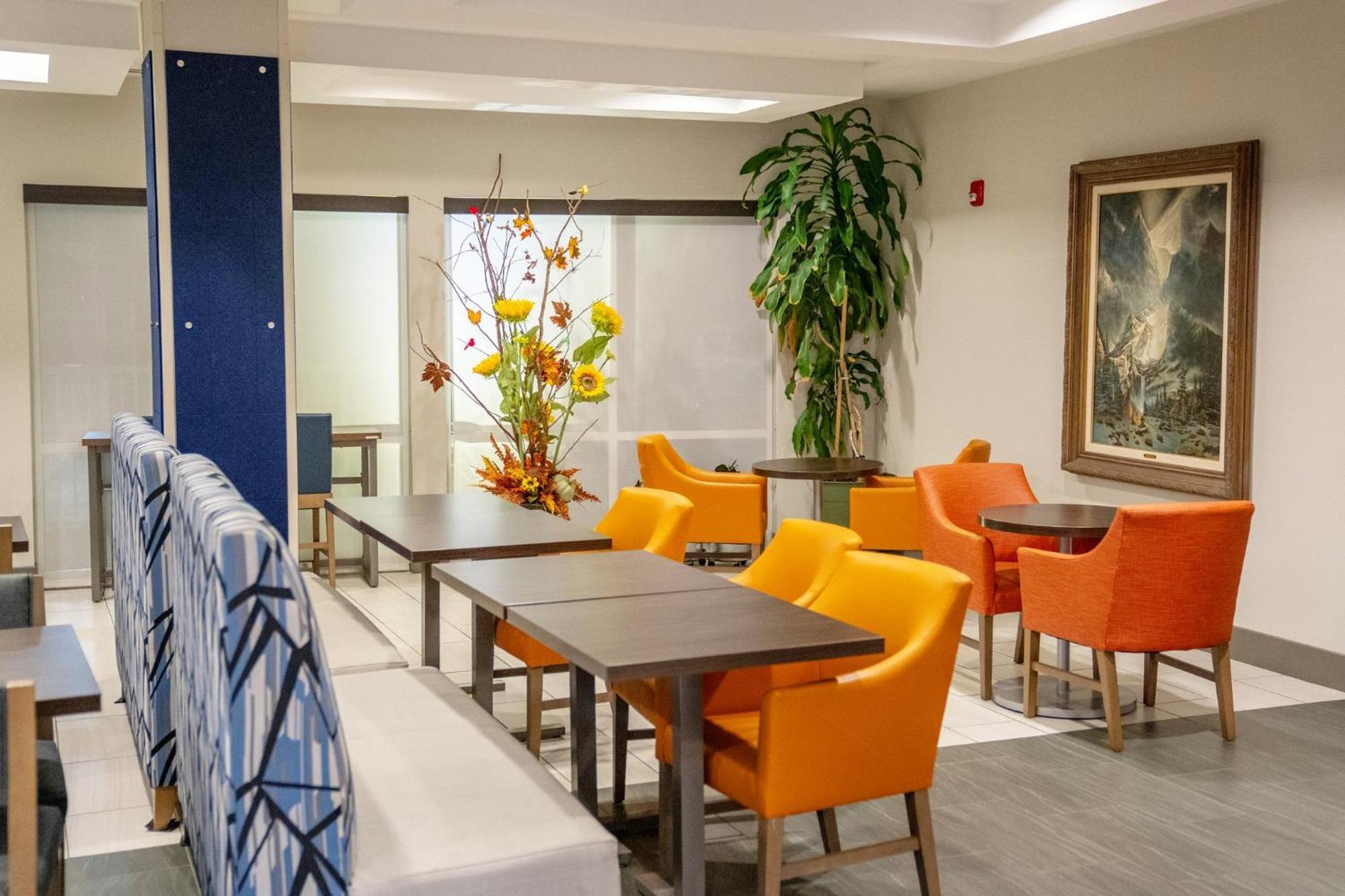 Holiday Inn Express Pembroke By Ihg Exteriér fotografie