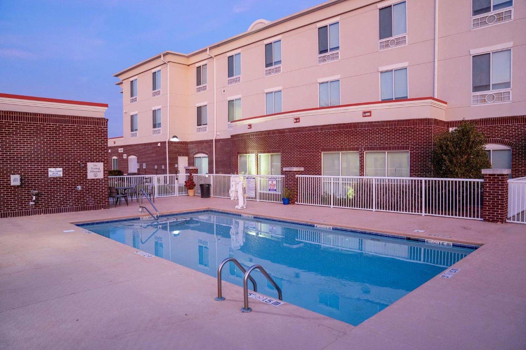 Holiday Inn Express Pembroke By Ihg Exteriér fotografie