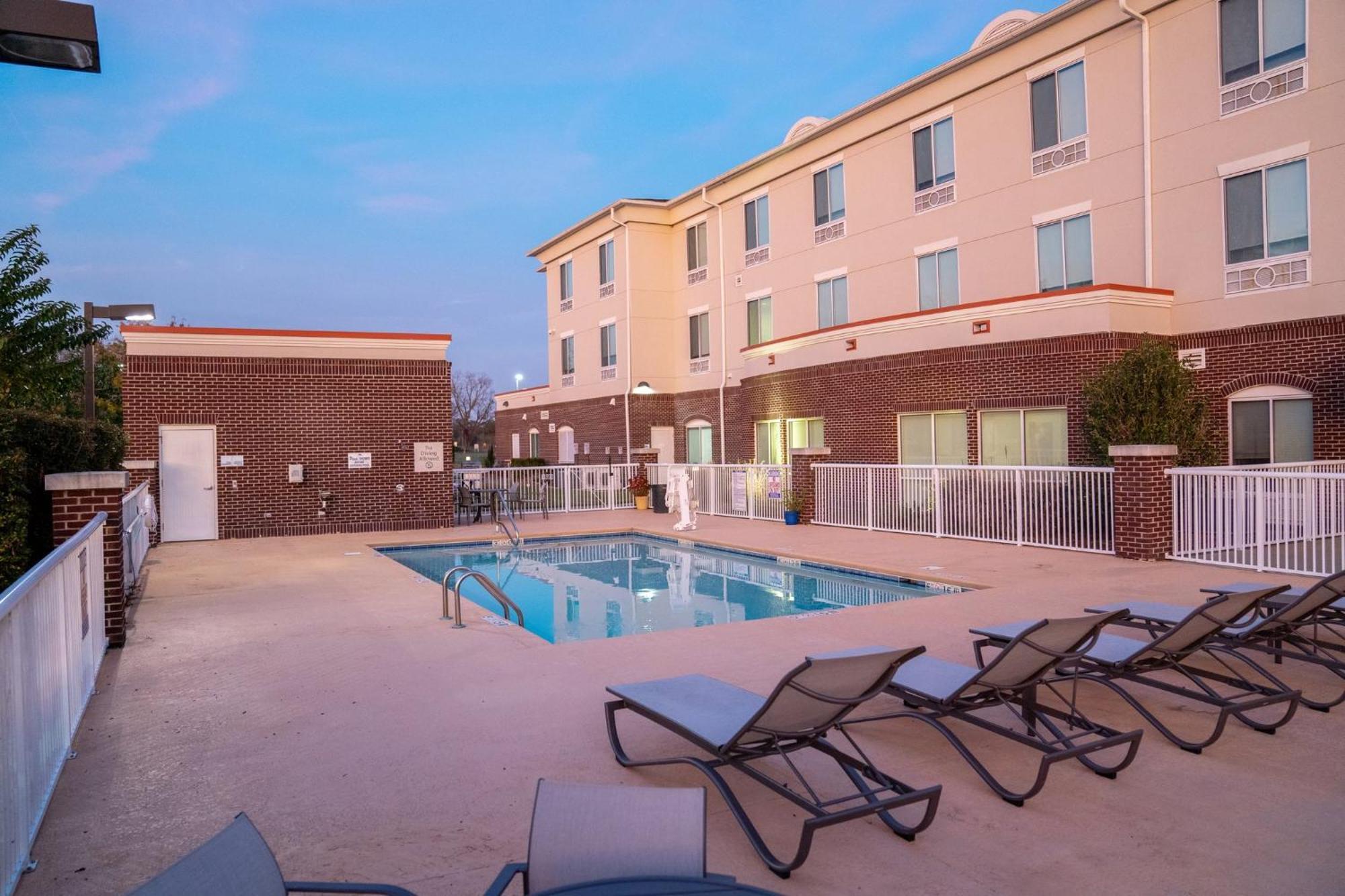 Holiday Inn Express Pembroke By Ihg Exteriér fotografie