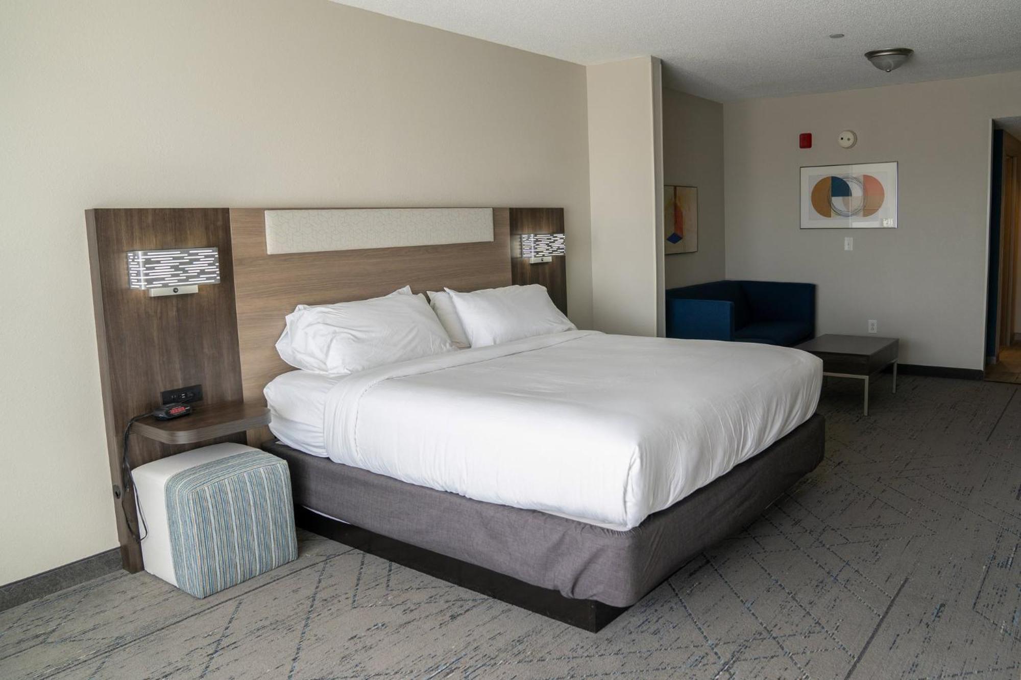 Holiday Inn Express Pembroke By Ihg Exteriér fotografie