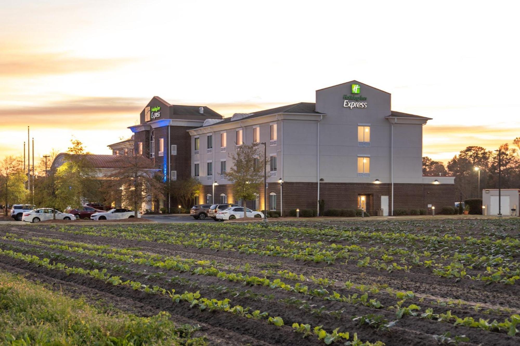 Holiday Inn Express Pembroke By Ihg Exteriér fotografie